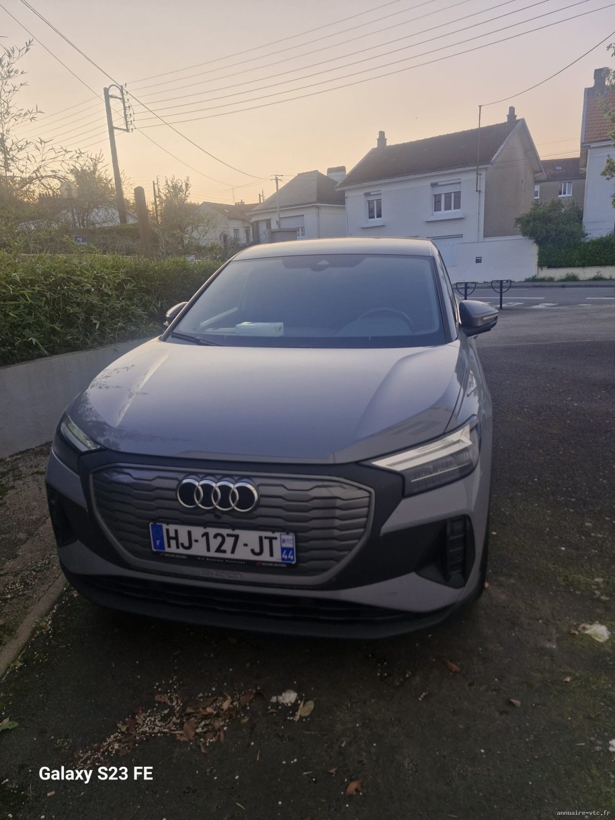 Audi Q4 électrique grise VTC à Paris. Vue extérieure du véhicule de Nadir pour un transport premium.