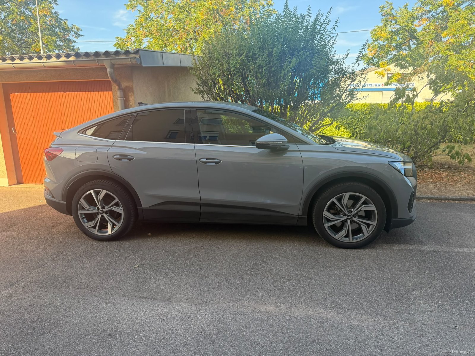Nadir VTC Paris : Détail Audi Q4 électrique grise. Chauffeur VTC premium en Audi Q4 e-tron à Paris.
